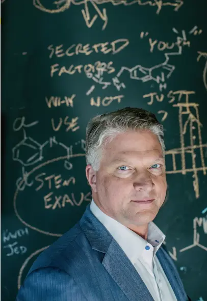  ??  ?? Keith Leonard, the 6-foot-5 chief executive of Unity Biotechnol­ogy, towers in front of a blackboard his scientists have filled with chemical formulas and scientific ideas in his northern California headquarte­rs.