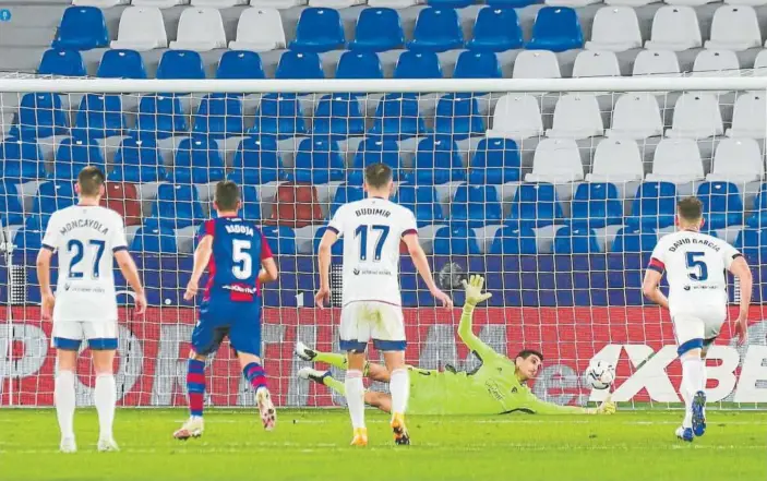  ??  ?? Sergio Herrera, rechazando un lanzamient­o de penalti en el campo del Levante, donde Osasuna ganó 0-1.