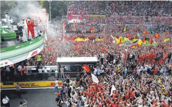  ?? FOTO: IMAGO IMAGES ?? Unter dem Jubel der Tifosi feiert Charles Leclerc auf dem Podium seinen Sieg in Monza.