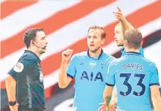  ?? — AFP photo ?? Tottenham Hotspur’s English striker Harry Kane (centre) talks with referee Chris Kavanagh as they walk off at halftime during a English Premier League match at Bramall Lane in Sheffield.