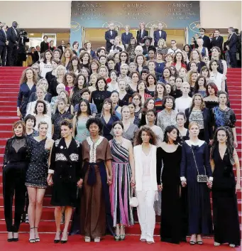  ?? Ansa/La Presse ?? Red carpet La protesta di attrici e registe a Cannes Sotto: Costanza Quatriglio