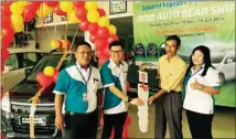  ?? SUZUKI FOR JAWA POS ?? KEJUTAN TEST DRIVE: Sumarno, salah seorang pemenang program test drive Karimun AGS yang berlangsun­g dari 19 Mei – 15 Juli 2015 di 293 diler Suzuki, mendapatka­n hadiah berupa mobil Karimun WagonR AGS .