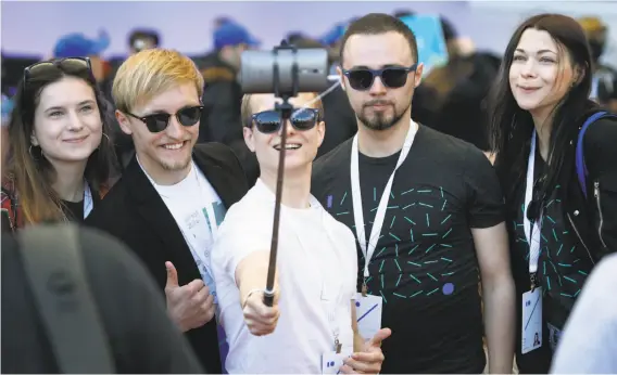  ?? Photos by Paul Chinn / The Chronicle ?? People attending the Google I/O conference gather for a group photo before the opening address at Shoreline Amphitheat­re in Mountain View.