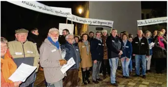  ??  ?? Les opposants au nouveau PLU manifestai­ent mercredi soir devant le Théâtre des Arcades.