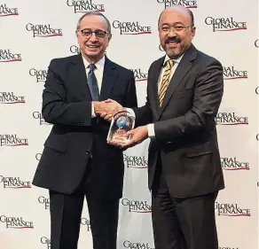  ??  ?? On top of the world: Giarraputo (left) presenting the award to Mohamed Rafique in Washington.