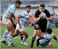  ?? AFP ?? Argentina’s Delguy (right) tackles New Zealand’s Barrett. —