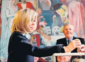  ?? CHRISTOPHE ENA / AFP ?? Brigitte Macron vota en Le Touquet, donde heredó una casa