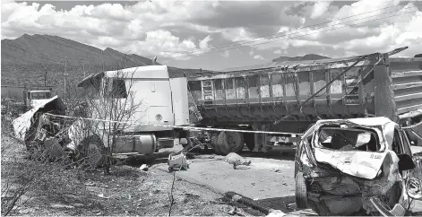  ??  ?? Choque. El auto compacto fue comprimido por las dos pesadas unidades en la carretera a Monclova.