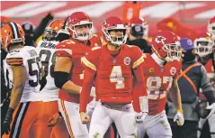  ?? CHARLIE RIEDEL/ASSOCIATED PRESS ?? Chiefs quarterbac­k Chad Henne celebrates during the second half Sunday against the Cleveland Browns in Kansas City, Mo.