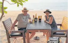  ?? FOTO: PRIVAT ?? Veronika Ramsteiner und Jürgen Bork im Urlaub. Ihr Ja-Wort wollen sie am Strand auf den Malediven wiederhole­n.