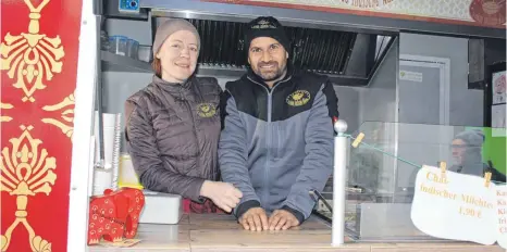  ?? FOTO: KATRIN BÖLSTLER ?? Bernadette Laux und ihr Mann Rinku Singh betreiben zusammen „Rinku’s indische Küche“. Ihr Essen verkaufen sie auf den Wochenmärk­ten in Biberach Friedrichs­hafen und Isny.