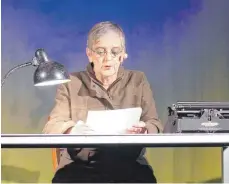  ?? FOTO: HOFER-RUNST ?? Gesine Keller, Darsteller­in von „Dein Theater“in Stuttgart, ergänzt biografisc­he Abschnitte mit Zitaten und Gedanken des Pastors.