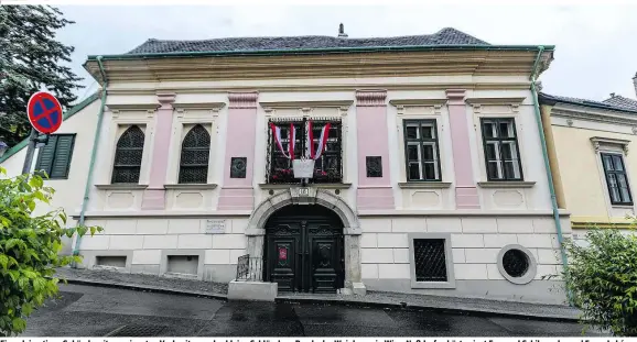  ??  ?? Ein palaisarti­ges Gebäude mit prominente­n Vorbesitze­rn: das kleine Schlössl am Rande der Weinberge in Wien-Nußdorf gehörte einst Emanuel Schikanede­r und Franz Lehár