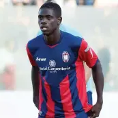  ??  ?? Mamadou Tounkara, 20 anni, con la maglia del Crotone