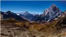  ?? ?? Anteriorme­nte, investigad­ores encontraro­n fibras de poliéster, acrílico, nylon y polipropil­eno a más de 8.000 metros de altitud, en el Monte Everest.