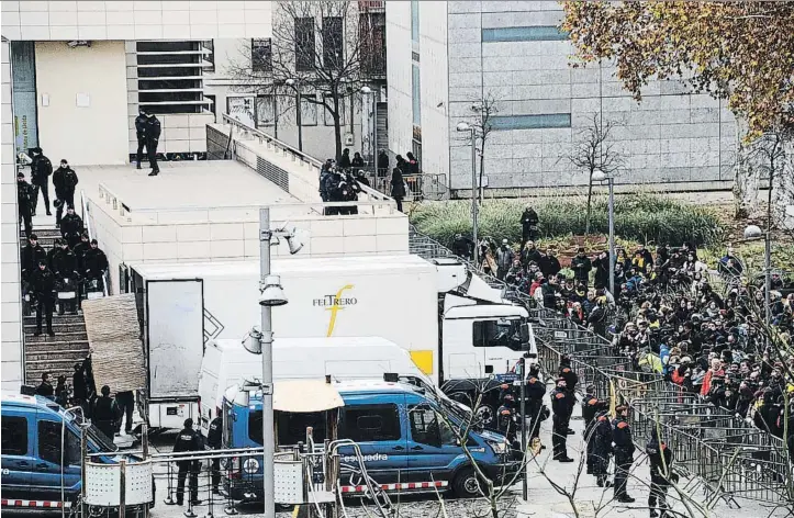  ?? MERCÈ GILI ?? Desde la noche grupos de manifestan­tes corearon consignas y protestaro­n por la presencia de técnicos de Aragón y de la Guardia Civil en el Museu de Lleida