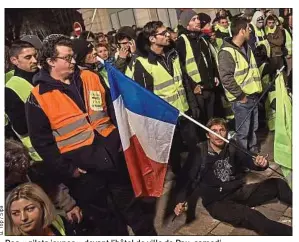  ??  ?? Des « gilets jaunes » devant l’hôtel de ville de Pau, samedi.