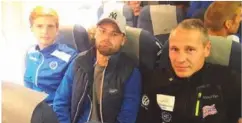  ?? FOTO: DAGFINN GRASTVEIT ?? Fløy-trener Nikola Trajkovic (fra høyre) tipset Henrik Dahlum og Magnus Hallandvik på flyet hjem etter lørdagens serietap om hvordan straffespa­rk skal settes.