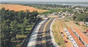  ?? ?? La avenida pasa en medio de un refulado de 67 hectáreas, que se erigió como parte del plan, que se utilizará para la construcci­ón de viviendas.