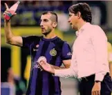  ?? ?? Visione di gioco L’armeno dell’Inter Henrikh Mkhitaryan, 35 anni, col tecnico Simone Inzaghi, 47
