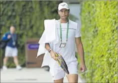  ?? ?? Rafa Nadal, camino de un entrenamie­nto en Wimbledon.