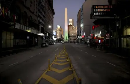  ?? AP ?? Los alrededore­s del Obelisco, en Buenos Aires, estaban sin gente después de que el gobierno ordenó una cuarentena obligatori­a para detener la propagació­n del covid-19.