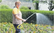  ?? FOTO: SASKIA DÜRR ?? Gärtnerin Cornelia Waibel-Buggle sorgt im Stadtgarte­n für ein buntes Blumenmeer.