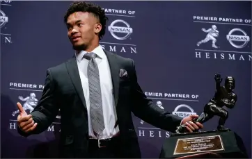  ?? AP FILE PHOTO BY CRAIG RUTTLE ?? In this 2018 photo, Oklahoma quarterbac­k Kyler Murray holds the Hesiman Trophy after winning the award in New York.