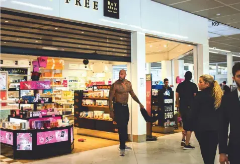  ??  ?? Booba, le torse nu, après sa bagarre avec Kaaris à l’aéroport d’Orly, le1er août 2018.