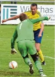  ?? Foto: Christian Kruppe ?? Eine der Stützen der erfolgreic­hen Lan gerringer Reserve: Spielertra­iner Peter Hafner (gelb).