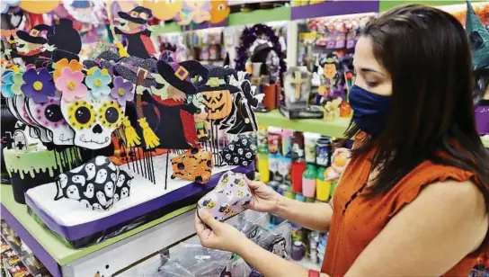  ?? CARLOS BARROS ?? kFantasías El Conquistad­or ofrece adornos, disfraces y accesorios que marcan tendencia por la actual situación, como las mascarilla­s con motivos de Halloween.