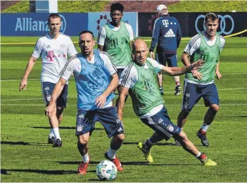  ?? FOTO: IMAGO ?? Ein Duo, das bei Bayern eine Ära prägte: Franck Ribéry (am Ball) und Arjen Robben (rechts daneben) zeigten auch im Trainingsl­ager in Doha, dass sie noch nicht zum alten Eisen gehören.