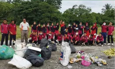  ??  ?? Students after Gotong Royong Perdana.