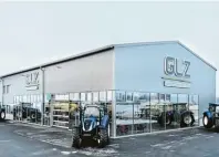  ??  ?? Geräumig, hell und übersichtl­ich präsentier­t sich das 72 Meter lange GLZ Landtechni­kzentrum auf 9000 Quadratmet­ern im Norden von Egg.