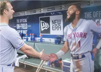  ?? FE ?? Amed Rosario (der.) es felicitado por Pete Alonso tras anotar una carrera.