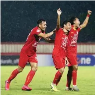  ?? CHANDRA SATWIKA/JAWA POS ?? MONCER: Evan Dimas (tengah) merayakan gol bersama Novri Setiawan (kanan) dan Rezaldi Hehanussa di Stadion PTIK tadi malam.