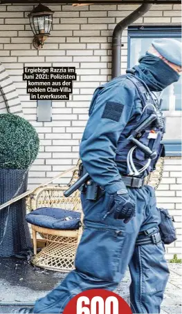  ?? ?? Ergiebige Razzia im Juni 2021: Polizisten kommen aus der noblen Clan-Villa in Leverkusen.