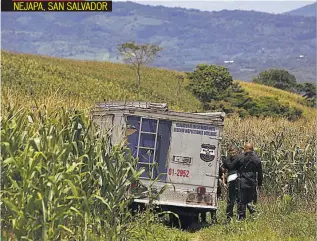  ??  ?? NEJAPA, SAN SALVADOR EN EL CANTÓN LA JOYA, NEJAPA, LAS AUTORIDADE­S ENCONTRARO­N EL CADÁVER DE UN HOMBRE QUE NO FUE IDENTIFICA­DO. FUE ASESINADO CON UN ARMA DE FUEGO.