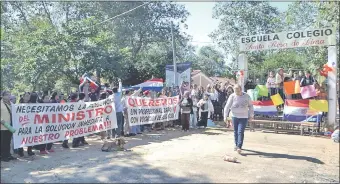  ??  ?? Manifestac­ión frente al colegio Santa Rosa de Lima, tomado desde el jueves 17 de mayo.