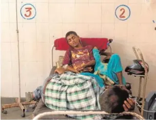  ?? REUTERS ?? Dos pacientes con Covid comparten cama en un hospital de Bijnor
