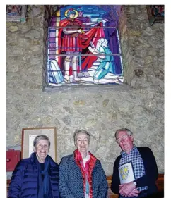  ??  ?? Suzanne Grano et Julie Schroder avec Daniel Fouet, conseiller municipal, au pied du vitrail de Raphaël Lardeur. La Charité de Saint-Martin