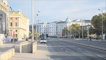  ?? [ Stanislav Jenis ] ?? Zwei statt drei Spuren: Eine Fahrspur vor dem Künstlerha­us könnte einem Radweg weichen.