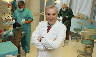  ??  ?? Universita­rio Gian Antonio Favero, 63 anni, docente di Implantolo­gia al Bo ed ex direttore della clinica odontoiatr­ica dell’ospedale