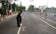  ?? ADI WIJAYA/JAWA POS ?? TEMPAT KEJADIAN: Polisi melakukan olah TKP kecelakaan yang menewaskan Oky Dwi Yustianfah di Jalan Veteran Minggu dini hari.