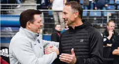  ??  ?? Regensburg-Trainer Achim Beierlorze­r (r.) leitete mit seinem 5:0-Sieg in Hamburg das Ende von HSV-Coach Christian Titz ein.