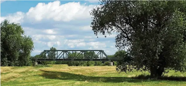  ?? FOTO: WILHELM SLODCZYK ?? Die Bahnbrücke über die Unstrut in Bretleben verteuert die geplante Reaktivier­ung der ehemaligen Kyffhäuser­bahnstreck­e von 6,8 auf rund 20 Millionen Euro.