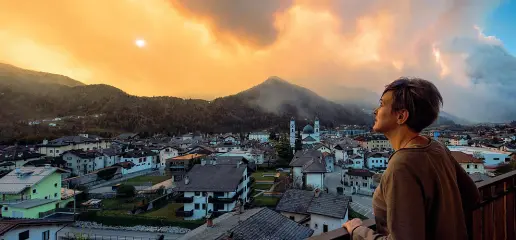  ??  ?? Il rogoA destra (e in prima pagina) immagini scattata da Andrea De Nardin ad Agordo che ben racconta le dimensioni monstre dell’incendio divampato mercoledì in valle Agordina. Nelle foto più piccole (Foto Zanfron) il lavoro dei forestali a presidio delle aree a rischio nelle vicinanze dell’incendio