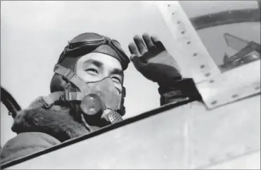  ?? S. KIKUCHI ?? Le cne Kensui Kono, leader du Chûtaï 3 du 70e Sentaï, pose peu avant un décollage pour un portrait à la demande du correspond­ant de guerre Shunkichi Kikuchi.