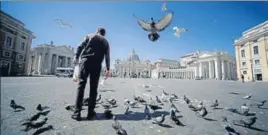  ?? AFP ?? ■
A homeless man feeds pigeons at the border between Italy and The Vatican during the lockdown.