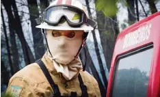  ??  ?? Ein Feuerwehrm­ann, gestern in der Nähe der Ortschaft Derreada Cimeira.